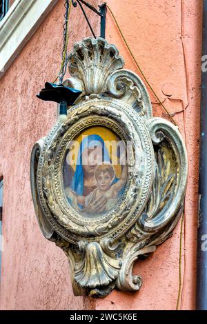 Madonna col Bambino aedicula in via di Santa Maria dell'Anima, Rome, Italie Banque D'Images