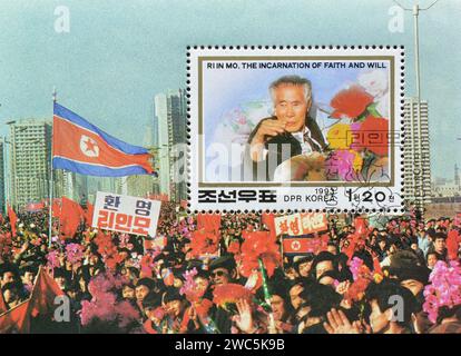 Bloc-feuillet avec timbre oblitéré imprimé par la Corée du Nord, qui montre RI in Mo, fleurs, Homecoming de Li in Mo de captivité sud-coréenne, ci Banque D'Images