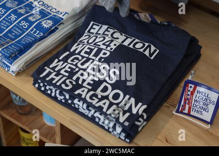 De la marchandise avec des commentaires politiques est exposée à la boutique de vêtements Raygun à des Moines, le samedi 13 janvier 2024. Le temps violent a frappé une grande partie des États-Unis ce week-end, ce qui pourrait affecter la participation du caucus de l'État de l'Iowa lundi. Photo Alex Wroblewski/UPI Banque D'Images