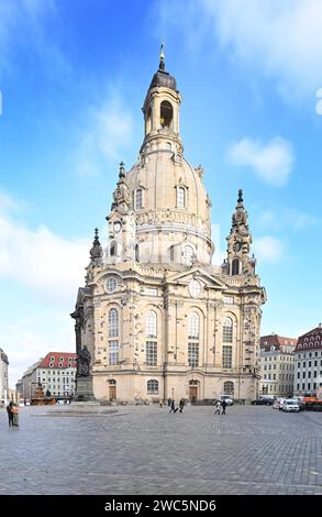 GER Sachsen Dresden Frauenkirche Wartungs- und Reinigungsarbeiten in der Kirche - BEI der jährlichen Schliesszeit , die immer in der 2. Woche des Jahres genutzt wird - es sind über die Woche verteilt 40 Restauratoren, Maler, Tischler, Elektriker und Reinigungskräfte am Instandsetzen von kleineren Schäden was SO 45 000 Euro - die aus eigenen Mitteln aufgebracht werden - dies geschieht seit 2008 - die Kirche wurde 2005 wiedereröffnet 080124 0801,24 Dresden *** GER Sachsen Dresden Frauenkirche travaux d'entretien et de nettoyage de l'église pendant la fermeture annuelle heure, qui est toujours utilisée dans le Banque D'Images