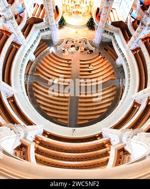 GER Sachsen Dresden Frauenkirche Wartungs- und Reinigungsarbeiten in der Kirche - BEI der jährlichen Schliesszeit , die immer in der 2. Woche des Jahres genutzt wird - es sind über die Woche verteilt 40 Restauratoren, Maler, Tischler, Elektriker und Reinigungskräfte am Instandsetzen von kleineren Schäden was SO 45 000 Euro - die aus eigenen Mitteln aufgebracht werden - dies geschieht seit 2008 - die Kirche wurde 2005 wiedereröffnet 080124 0801,24 Dresden *** GER Sachsen Dresden Frauenkirche travaux d'entretien et de nettoyage de l'église pendant la fermeture annuelle heure, qui est toujours utilisée dans le Banque D'Images