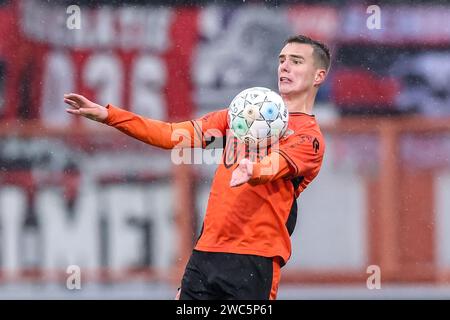 Volendam, pays-Bas. 14 janvier 2024. VOLENDAM, PAYS-BAS - 14 JANVIER : Calvin Twigt du FC Volendam contrôle le ballon lors du match néerlandais d'Eredivisie entre le FC Volendam et l'Almere City FC au Kras Stadion le 14 janvier 2024 à Volendam, pays-Bas. (Photo de Pieter van der Woude/Orange Pictures) crédit : Orange pics BV/Alamy Live News Banque D'Images