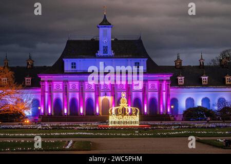 GER Sachsen Dresden Schloss Pillnitz Christmas Garden - Lichterpfad vorbei an Sehenswürdigkeiten des Schloßparkes mit zig tausenden von Lichtern noch bis 14. Januar 2024 zu sehen - Blick von der Magischen Mailbahn aufs Neue Palais 201223 2012,23 Dresden *** GER Saxe Dresde jardin de Noël Château de Pillnitz Sentier de lumières devant les sites du parc du château avec des milliers de lumières exposées jusqu'au 14 janvier, 2024 vue du chemin de fer magique du courrier au Nouveau Palais 201223 2012 23 Dresde Banque D'Images