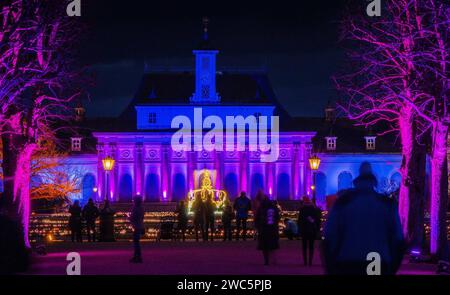 GER Sachsen Dresden Schloss Pillnitz Christmas Garden - Lichterpfad vorbei an Sehenswürdigkeiten des Schloßparkes mit zig tausenden von Lichtern noch bis 14. Januar 2024 zu sehen - Blick von der Magischen Mailbahn aufs Neue Palais 201223 2012,23 Dresden *** GER Saxe Dresde jardin de Noël Château de Pillnitz Sentier de lumières devant les sites du parc du château avec des milliers de lumières exposées jusqu'au 14 janvier, 2024 vue du chemin de fer magique du courrier au Nouveau Palais 201223 2012 23 Dresde Banque D'Images