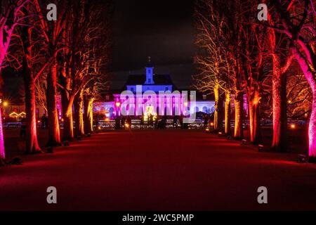 GER Sachsen Dresden Schloss Pillnitz Christmas Garden - Lichterpfad vorbei an Sehenswürdigkeiten des Schloßparkes mit zig tausenden von Lichtern noch bis 16. Januar 2024 zu sehen - Blick von der Magischen Maillebahn auf das Neue Palais 201223 2012,23 Dresden *** GER Saxe Dresde jardin de Noël Palais de Pillnitz chemin de lumières après les vues du parc du palais avec des milliers de lumières exposées jusqu'en janvier 16, 2024 vue depuis le chemin de fer Magic maille jusqu'au Nouveau Palais 201223 2012 23 Dresde Banque D'Images