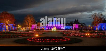 GER Sachsen Dresden Schloss Pillnitz Christmas Garden - Lichterpfad vorbei an Sehenswürdigkeiten des Schloßparkes mit zig tausenden von Lichtern noch bis 14. Januar 2024 zu sehen - Blick von der Magischen Maillebahn auf das Neue Palais 201223 2012,23 Dresden *** GER Saxe Dresde jardin de Noël Palais de Pillnitz chemin de lumières après les vues du parc du palais avec des milliers de lumières exposées jusqu'en janvier 14, 2024 vue depuis le chemin de fer Magic maille jusqu'au Nouveau Palais 201223 2012 23 Dresde Banque D'Images