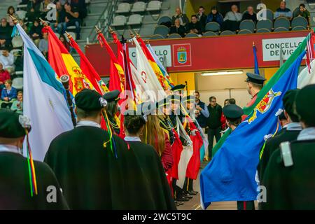 Les drapeaux et les porte-étendards les rondallas sont un groupe de personnes qui utilisent des instruments de musique populaires, principalement des percussions, pour effectuer des défilés accomp Banque D'Images