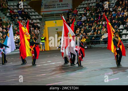 Les drapeaux et les porte-étendards les rondallas sont un groupe de personnes qui utilisent des instruments de musique populaires, principalement des percussions, pour effectuer des défilés accomp Banque D'Images