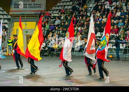 Les drapeaux et les porte-étendards les rondallas sont un groupe de personnes qui utilisent des instruments de musique populaires, principalement des percussions, pour effectuer des défilés accomp Banque D'Images