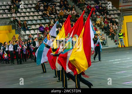 Les drapeaux et les porte-étendards les rondallas sont un groupe de personnes qui utilisent des instruments de musique populaires, principalement des percussions, pour effectuer des défilés accomp Banque D'Images