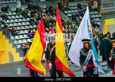 Les drapeaux et les porte-étendards les rondallas sont un groupe de personnes qui utilisent des instruments de musique populaires, principalement des percussions, pour effectuer des défilés accomp Banque D'Images