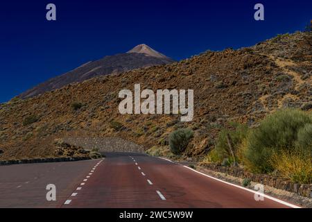 Route asphaltée menant au sommet du volcan El Teide à Tenerife en Espagne Banque D'Images