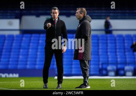 Liverpool, Royaume-Uni. 14 janvier 2024. Le Manager d'Unai Emery d'Aston Villa s'entretient avec le Manager adjoint de Pablo Villanueva lors du match de Premier League Everton vs Aston Villa au Goodison Park, Liverpool, Royaume-Uni, le 14 janvier 2024 (photo de Steve Flynn/News Images) crédit : News Images LTD/Alamy Live News Banque D'Images