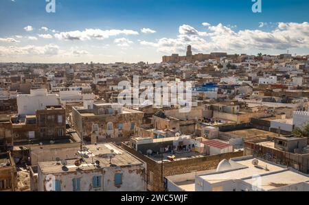 Une vue aérienne du Ribat à travers l'ancienne médina vers l'ancienne Kasbah à Sousse, Tunisie. La médina et est un site du patrimoine mondial de l'UNESCO. Banque D'Images