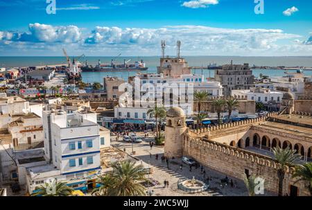 Une vue aérienne de la Grande Mosquée et du port regardant vers le bas depuis le Ribat dans l'ancienne médina de Sousse en Tunisie. Banque D'Images