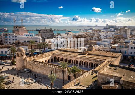 Une vue aérienne de la Grande Mosquée et du port regardant vers le bas depuis le Ribat dans l'ancienne médina de Sousse en Tunisie. Banque D'Images