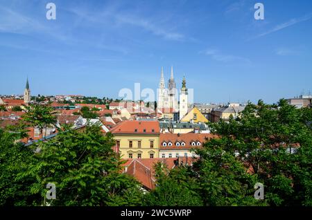 Zagreb, la capitale de la Croatie, vue panoramique. Paysage urbain. Zagreb est la capitale et la plus grande ville de la République de Croatie. Cathédrale au loin. Banque D'Images