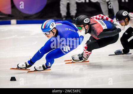 Gdansk, Pologne. 14 janvier 2024. GDANSK, POLOGNE - 14 JANVIER : Luca Spechenhauser, Italien, concourant sur le 1000m masculin lors des Championnats d'Europe de patinage de vitesse sur courte piste ISU à Hala Olivia le 14 janvier 2024 à Gdansk, Pologne. (Photo Andre Weening/Orange Pictures) crédit : Orange pics BV/Alamy Live News Banque D'Images