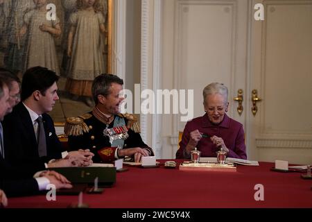 Copenhague, Danemark. 14 janvier 2024. Copenhague, Danemark. 14 janvier 2024. La reine Margrethe signe une déclaration d'abdication au Conseil d'État au château de Christiansborg à Copenhague le dimanche 14 janvier 2024. Le roi Frederik X et son fils le prince héritier Christian regardent. Le changement de trône a lieu lors de la réunion du Conseil d'État au moment où la reine a signé une déclaration d'abdication. Le 31 décembre 2023, la reine annonce qu'elle abdiquera le 14 janvier et que le prince héritier sera régent du Danemark à partir de ce jour. Crédit : Ritzau/Alamy Live News Banque D'Images