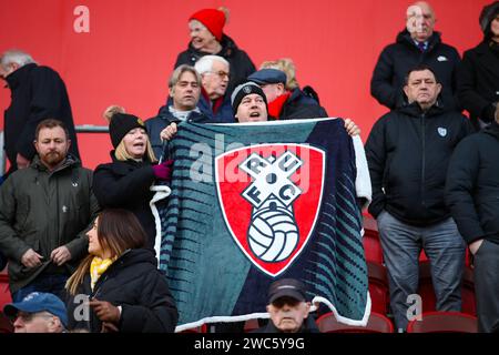 AESSEAL New York Stadium, Rotherham, Angleterre - 13 janvier 2024 Un fan de Rotherham United tient un écusson du club - avant le match Rotherham United v Stoke City, Sky Bet Championship, 2023/24, AESSEAL New York Stadium, Rotherham, Angleterre - 13 janvier 2024 crédit : Mathew Marsden/WhiteRosePhotos/Alamy Live News Banque D'Images