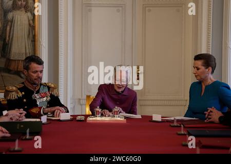 Copenhague, Danemark. 14 janvier 2024. Copenhague, Danemark. 14 janvier 2024. La reine Margrethe signe une déclaration d'abdication au Conseil d'État au château de Christiansborg à Copenhague le dimanche 14 janvier 2024. Le roi Frederik X et le Premier ministre mette Frederiksen regardent. Le changement de trône a lieu lors de la réunion du Conseil d'État au moment où la reine a signé une déclaration d'abdication. Le 31 décembre 2023, la reine annonce qu'elle abdiquera le 14 janvier et que le prince héritier sera régent du Danemark à partir de ce jour. Crédit : Ritzau/Alamy Live News Banque D'Images