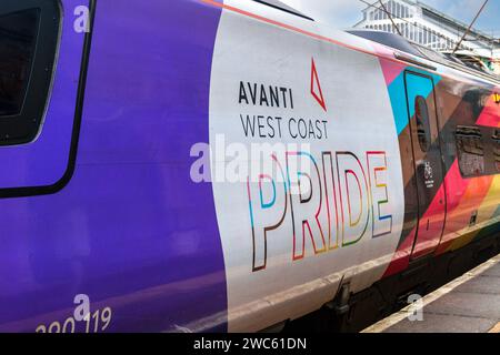 Avanti Pendolino 390119 en décoration Pride à la gare de Preston. Samedi 13 janvier 2024. Banque D'Images