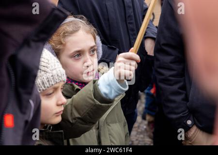 Demokratie Verteidigen Deutschland, Berlin am 14.01.2024 : Viele haben sich in Berlin auf dem Pariser Platz versammelt um gegen die AFD zu demonstrieren bzw zu verbieten. Es sind viel Familien, Kinder und ältere Leuten dabei. *** Demokratie Verteidigen Deutschland, Berlin am 14 01 2024 beaucoup se sont réunis à Berlin sur Pariser Platz pour manifester contre ou interdire l'AFD il y a beaucoup de familles, d'enfants et de personnes âgées présents Banque D'Images