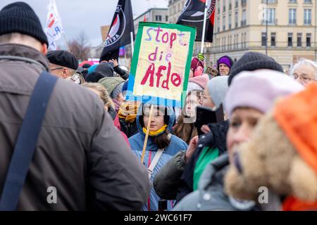 Demokratie Verteidigen Deutschland, Berlin am 14.01.2024 : Viele haben sich in Berlin auf dem Pariser Platz versammelt um gegen die AFD zu demonstrieren bzw zu verbieten. Es sind viel Familien, Kinder und ältere Leuten dabei. *** Demokratie Verteidigen Deutschland, Berlin am 14 01 2024 beaucoup se sont réunis à Berlin sur Pariser Platz pour manifester contre ou interdire l'AFD il y a beaucoup de familles, d'enfants et de personnes âgées présents Banque D'Images