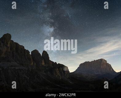 Ciel nocturne plein d'étoiles et voie lactée au-dessus du désert comme paysage alpin avec des sommets proéminents, Italie Banque D'Images