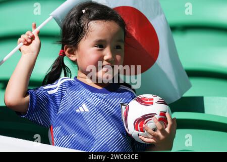 Doha. 14 janvier 2024. Un spectateur applaudit avant le match du Groupe D entre le Japon et le Vietnam à la coupe d’Asie AFC Qatar 2023 à Doha, Qatar, le 14 2024 janvier. Crédit : Jia Haocheng/Xinhua/Alamy Live News Banque D'Images