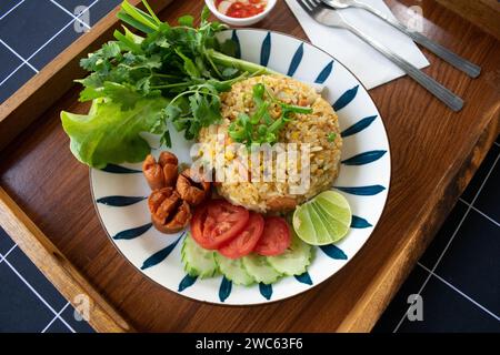 Home Cooking riz frit avec saucisse et condiments Banque D'Images