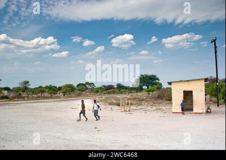 Petit village avec des enfants jouant au football, village, enfants, village, rue, football de rue, loisirs, près de Guamare au Botswana Banque D'Images