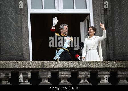 COPENHAGUE, DANEMARK 20240114RFrederik X et la Reine Mary ondulent depuis le balcon du palais Christiansborg à Copenhague. Dimanche, le roi Frederik X a pris le trône de la reine Margrethe II Le changement de trône a été proclamé depuis le balcon du château de Christiansborg par le Premier ministre mette Fredrikssen. Photo : Johan Nilsson/TT/Code 50090 crédit : TT News Agency/Alamy Live News Banque D'Images