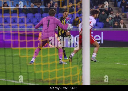 ARNHEM, PAYS-BAS - JANVIER 14: million Manhoef de vitesse tire au but du FC Utrecht mais le gardien de but Vasilis Barkas du FC Utrecht gardera le ballon, Souffian El Karouani du FC Utrecht lors du match néerlandais d'Eredivisie entre vitesse et le FC Utrecht au Stadion Gelredome le 14 janvier 2024 à Arnhem, pays-Bas. (Photo de Ben gal/Orange Pictures) Banque D'Images