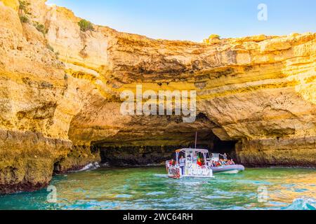 Albufeira, Portugal, 28 mai 2022 : touristes dans les bateaux qui visitent les grottes de la côte de l'Algarve Banque D'Images