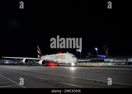 Emirates Airlines Airbus A38-800 au sol sur l'aire de trafic devant le terminal 1 avec tour la nuit, aéroport de Munich, haute-Bavière, Bavière, Allemagne Banque D'Images