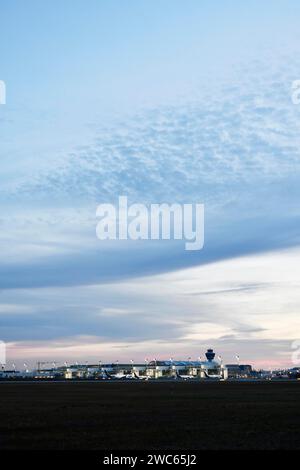 Aperçu terminal 2 avec satellites aéroport de Munich au crépuscule, haute-Bavière, Bavière, Allemagne Banque D'Images