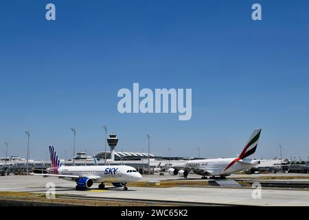 Sky Express Airbus A320 Neo et Emirates Airways Airbus A380-800 au sol devant le terminal 1 avec tour, aéroport de Munich, haute-Bavière Banque D'Images