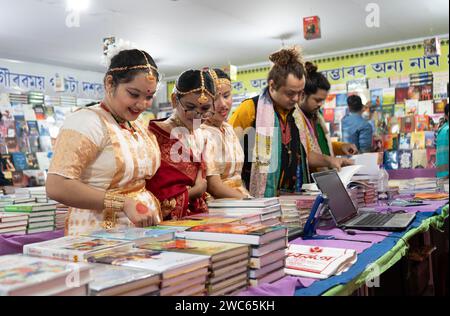 Des lecteurs de livres explorant des livres dans un stand pendant la foire du livre Assam, à Guwahati, Assam, Inde, le 29 décembre 2023 Banque D'Images