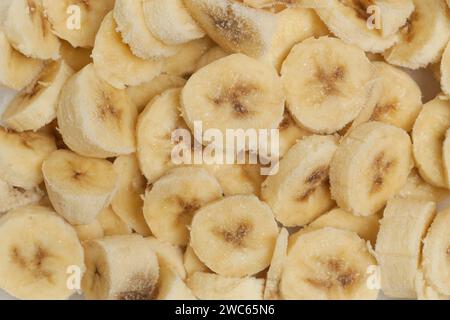 Coupes de bananes surgelées pour smoothies et glaces maison Banque D'Images