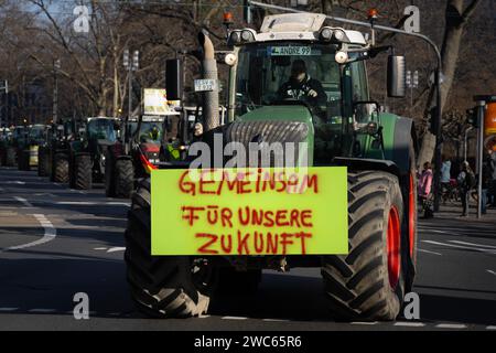 Environ 600 agriculteurs se sont rendus à la salle des fêtes de Francfort-sur-le-main le 11 janvier 2024 dans le cadre du rassemblement organisé par le Wetterau-Frankfurt Banque D'Images