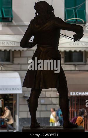 Silhouette de la statue en bronze du violoniste Niccolo Paganini par l'artiste Niccolo Tommaseo, hall d'entrée du Teatro Carlo Felice, Passo Banque D'Images