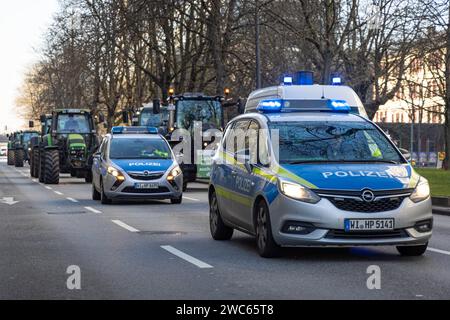Environ 600 agriculteurs se sont rendus à la salle des fêtes de Francfort-sur-le-main le 11 janvier 2024 dans le cadre du rassemblement organisé par le Wetterau-Frankfurt Banque D'Images