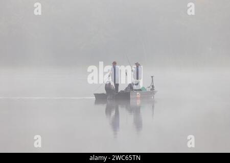 Deux hommes pêchant un jour d'automne brumeux dans le nord du Wisconsin. Banque D'Images