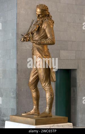 Statue en bronze du violoniste Niccolo Paganini par l'artiste Niccolo Tommaseo, hall d'entrée du Teatro Carlo Felice, Passo Eugenio Montale, 4 Banque D'Images