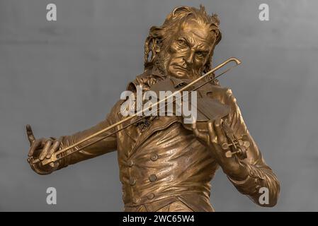 Vue détaillée de la statue de bronze du violoniste Niccolo Paganini par l'artiste Niccolo Tommaseo, hall d'entrée du Teatro Carlo Felice, Passo Banque D'Images