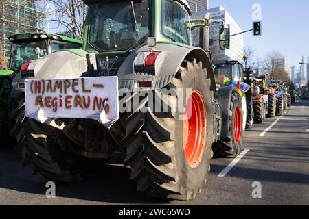 Environ 600 agriculteurs se sont rendus à la salle des fêtes de Francfort-sur-le-main le 11 janvier 2024 dans le cadre du rassemblement organisé par le Wetterau-Frankfurt Banque D'Images