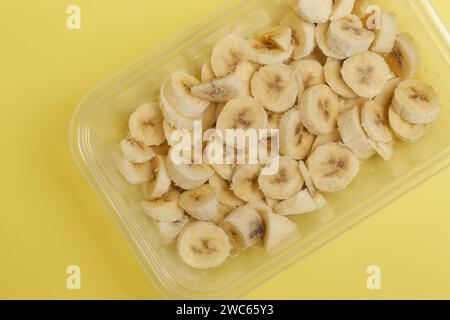 Coupes de bananes surgelées pour smoothies et glaces maison Banque D'Images