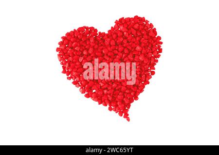 Coeur rouge fait de petites pierres décoratives isolées sur blanc. Saint Valentin symbole d'amour, de romance, de chaleur et de bonheur. Vacances du 14 février Banque D'Images