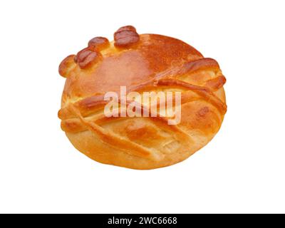 Pain au levain de blé isolé sur blanc. Petit pain brun doré frais. Petit pain rond décoré maison. Banque D'Images